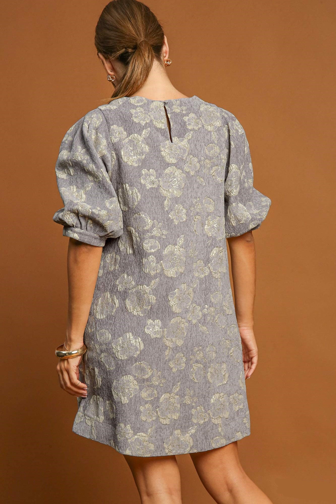 Vestido corto con mangas abullonadas y estampado floral en jacquard de Umgee