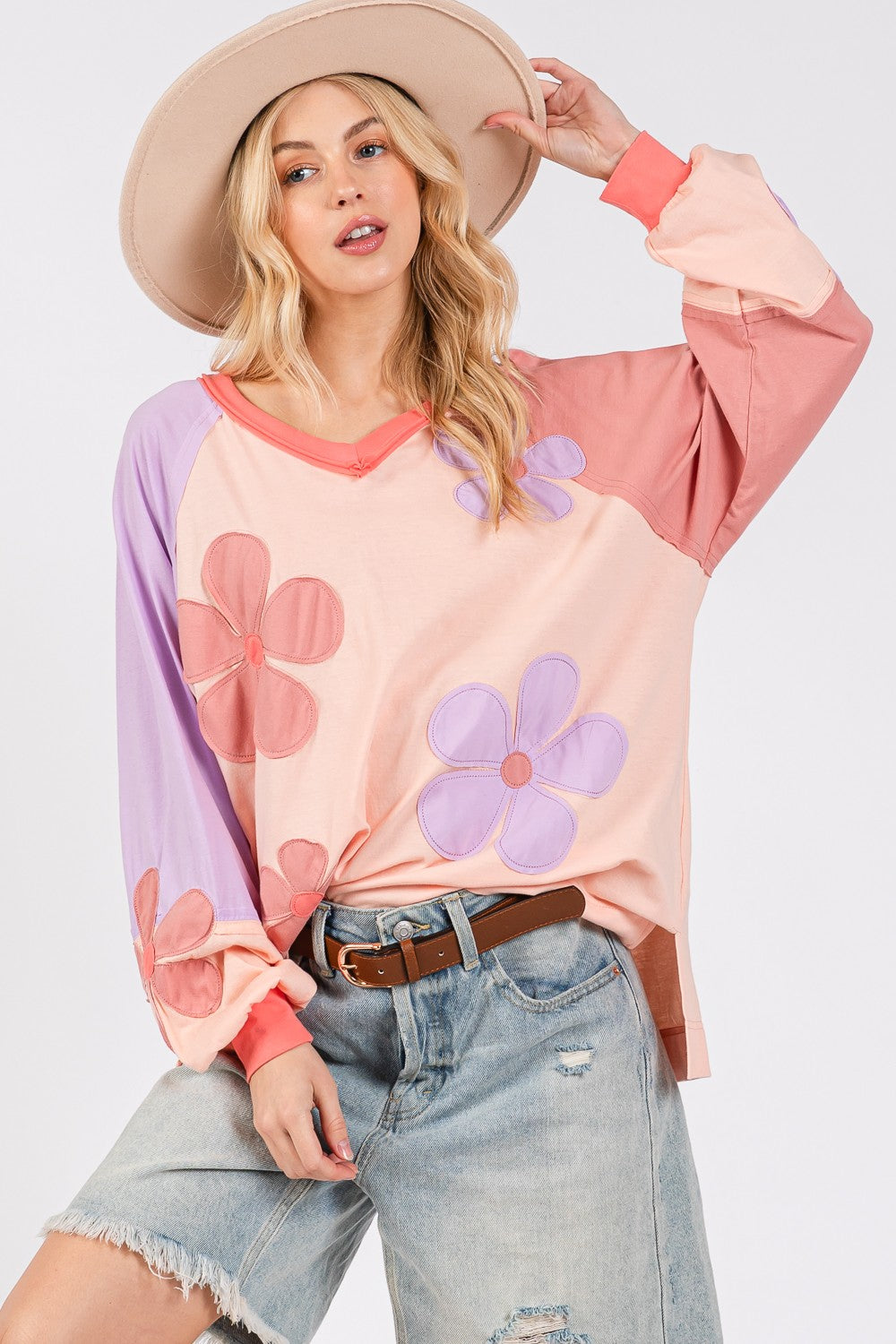 Blusa de manga larga con parche de aplicación de margaritas y bloques de color de SAGE + FIG en tamaño completo