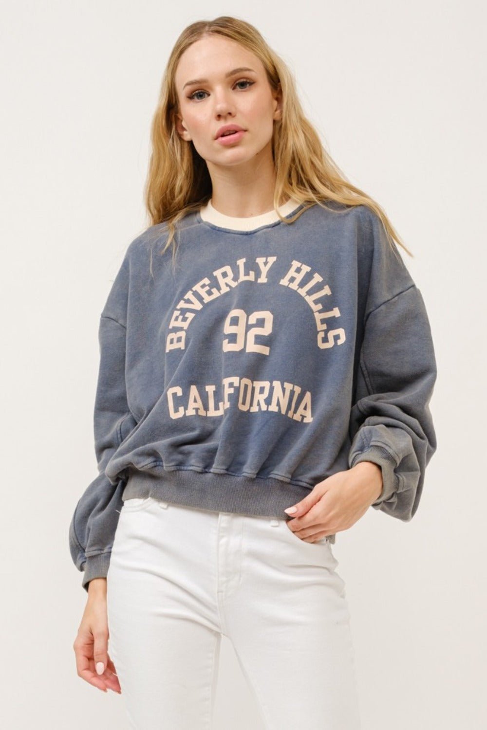 And The Why BEVERLY HILLS 92 CALIFORNIA Contrast Crop Sweatshirt - Sweatshirt - Stone - Bella Bourget