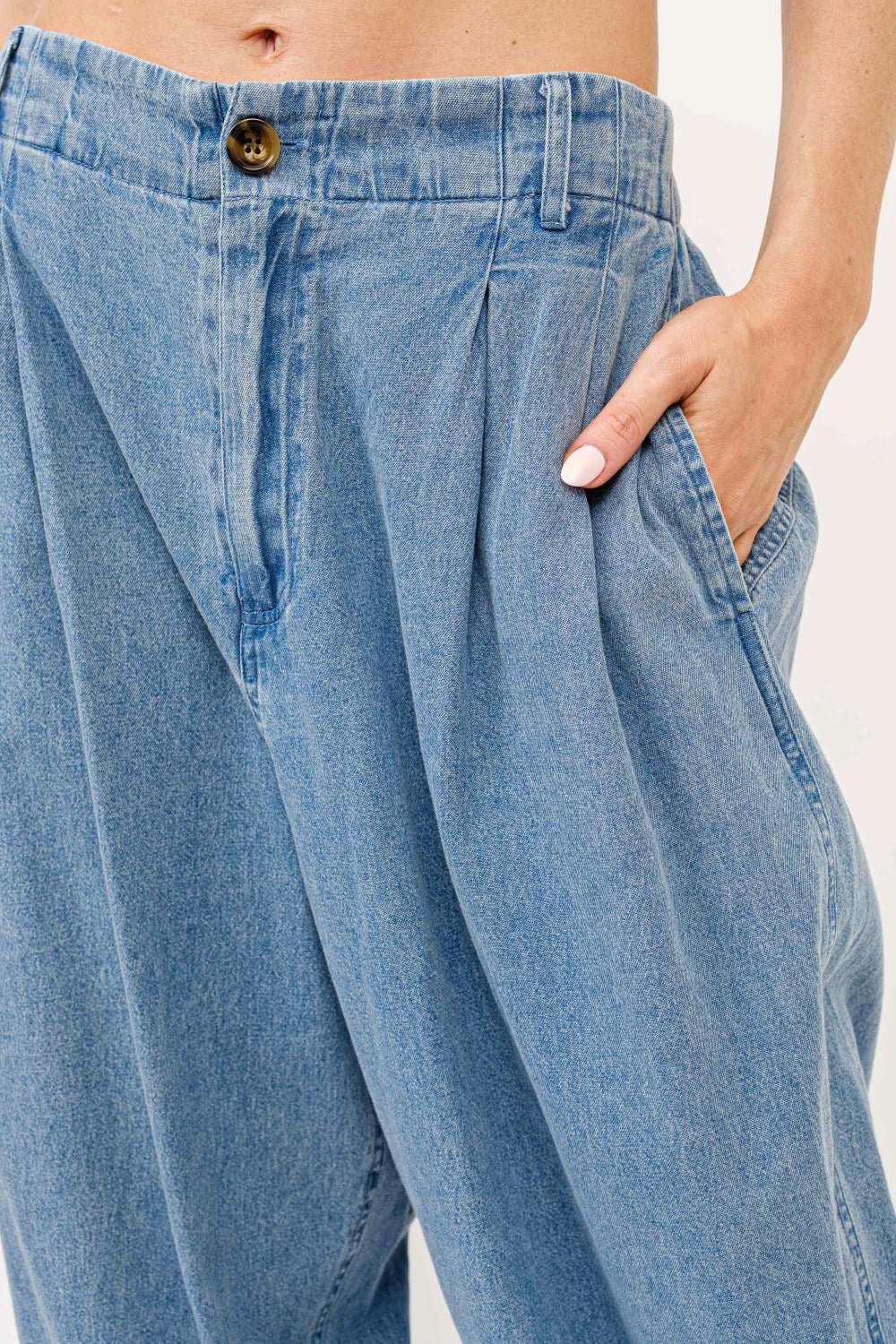 And The Why Elastic Back Pleated Jeans - Jeans - Denim - Bella Bourget