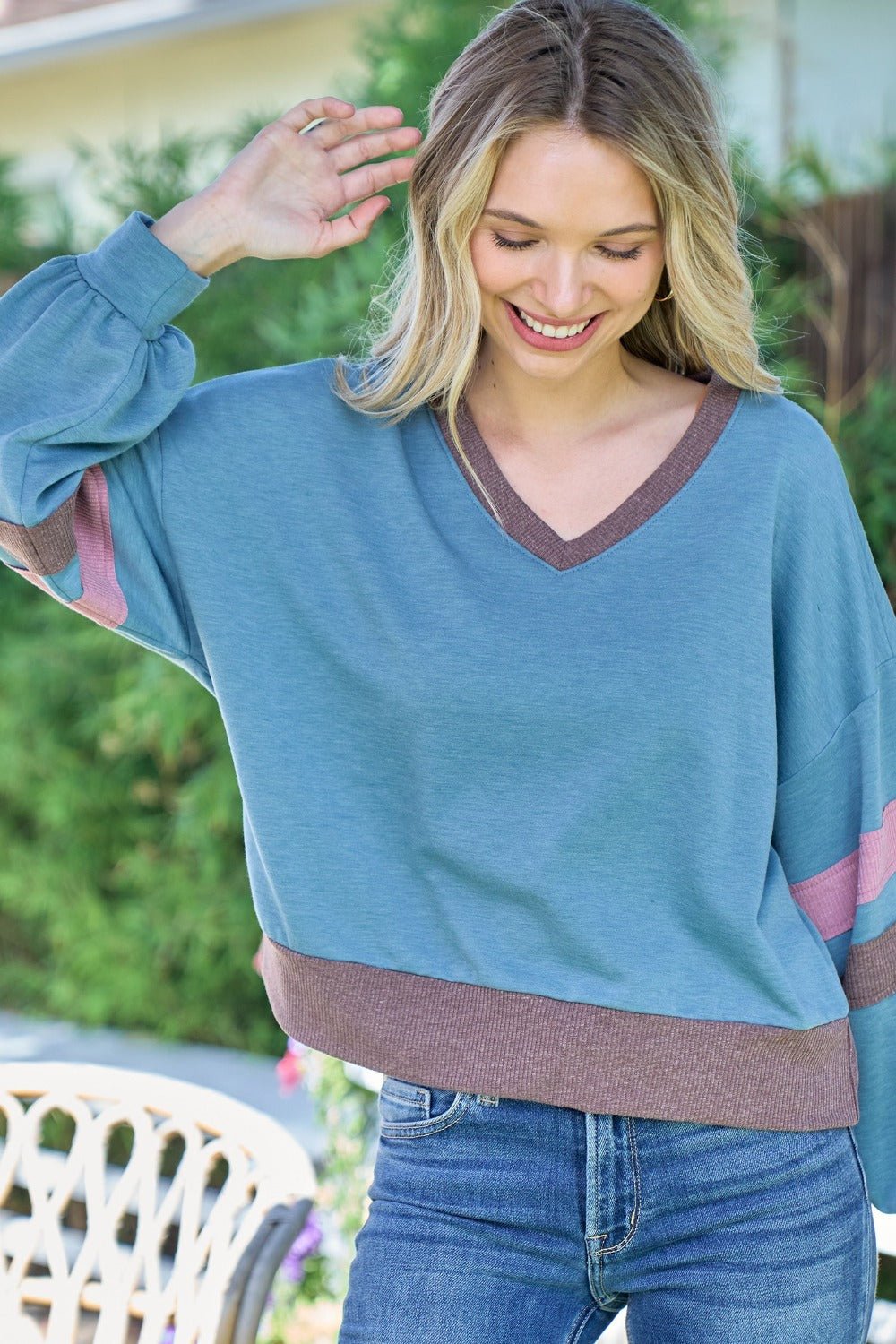 Hailey & Co Color Block V - Neck Cropped sweatshirt - Sweatshirt - Blue - Bella Bourget