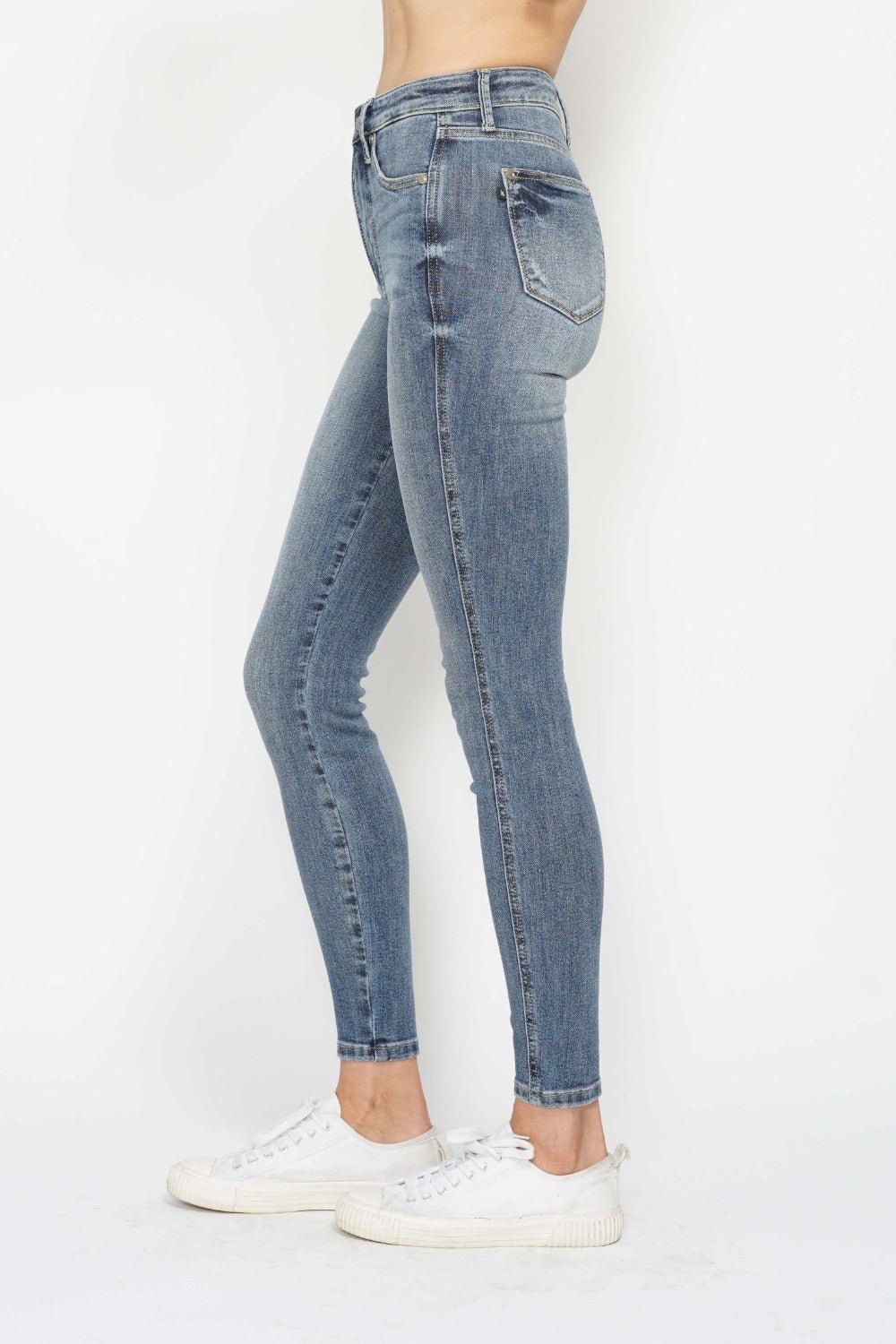 Judy Blue Full Size Tummy Control Contrast Wash Skinny Jeans - Jeans - Medium - Bella Bourget