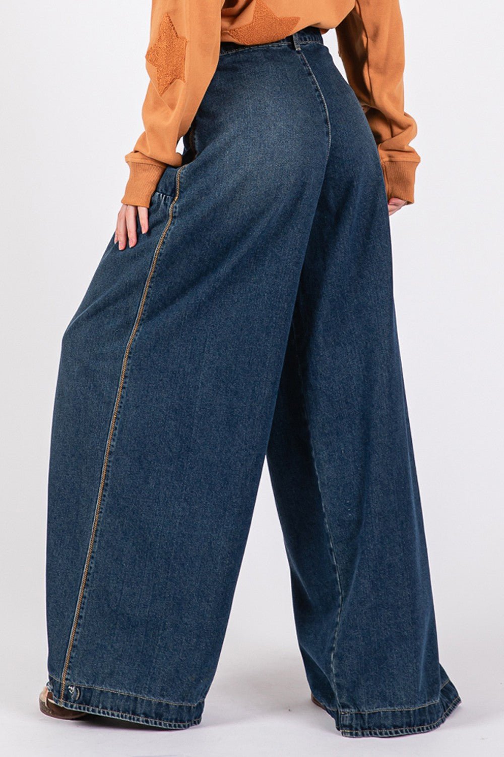 SAGE + FIG Mid - Rise Cargo Jeans with Pockets - Jeans - Denim Blue - Bella Bourget